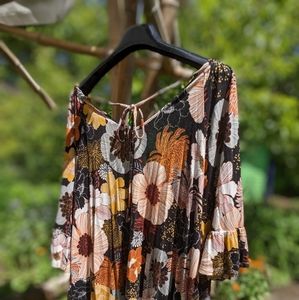 Vibrant chrysanthemum bell-sleeved deep-vee back with tie top. L